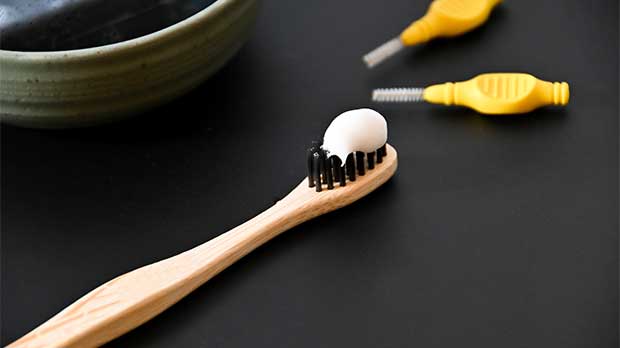 Можно ли убрать черный зуб в домашних условиях?