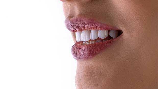 Почему изменяется оттенок депульпированных зубов?